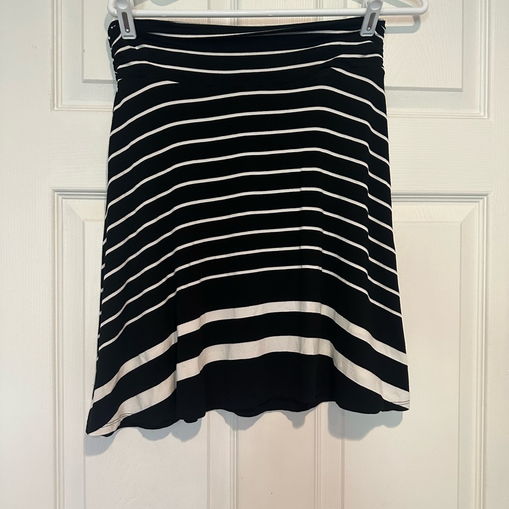 Merona size medium Black and White Asymmetrical A-Line Mini Skirt